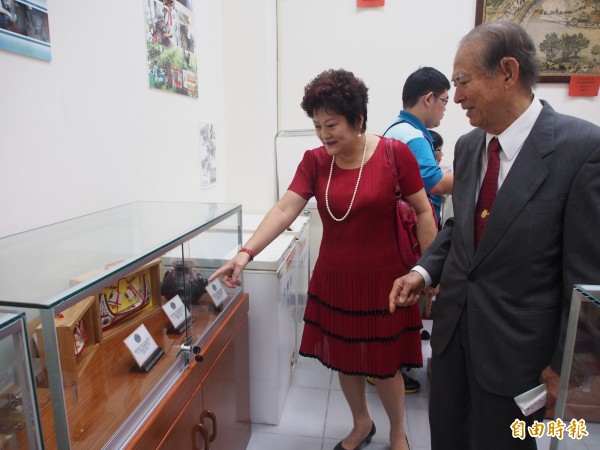 台東地檢署成立台東地區矯正機關自營產品展售站，一開放就吸引民眾參觀。（記者王秀亭攝）