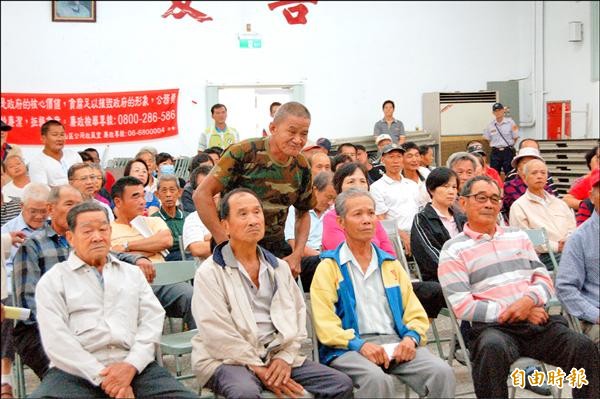 大批東山農民齊聚東山區公所，抗議蘇迪勒颱風農損未獲救助，民代、農民輪番砲轟，表達不滿。（記者王涵平攝）