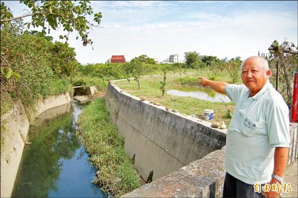 麻豆東北勢排水遲遲未見整體整治，兩側護岸高低落差大，水患威脅未除，農民氣炸。（記者楊金城攝）