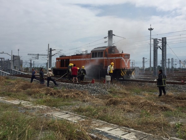 台鐵高雄機務段明天將南遷潮州車輛基地，今晨上午9點在高雄舉辦「懷舊迎新」儀式，召集GE機車、PP機車等機車頭進場升弓鳴笛開往屏東，不過典禮同時，一輛8711次的轉運轉列車DHL後連機車，就發生冒煙，還驚動當地消防局趕緊派遣消防隊前往滅火，所幸只是剎車系統鬆軔不良，並無大礙。（讀者提供）