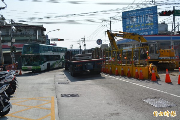 大里仁化路下水道工程昨天復工，因交管、宣導未落實，大型車輛直闖工區，造成路口交通打結。（記者陳建志攝）