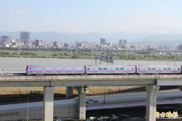 機場捷運預定明年三月通車，高鐵局近期密集試車，發出聲響過大引發民怨。（記者郭顏慧攝）