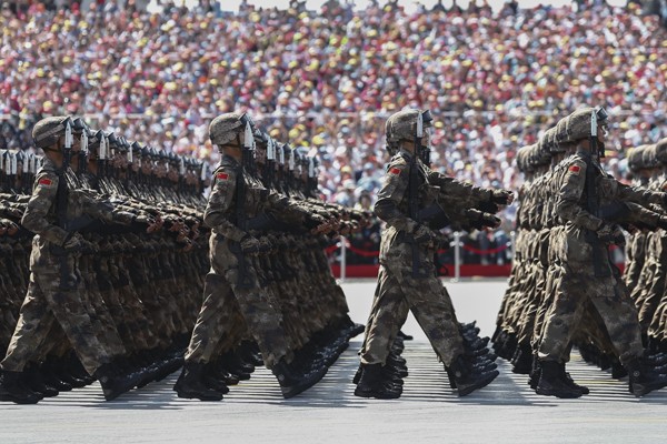 美國智庫蘭德公司指出，若2017年中國武力侵台，美國空軍得出動三分之二的兵力。圖為中國9月3日大閱兵畫面。（歐新社）