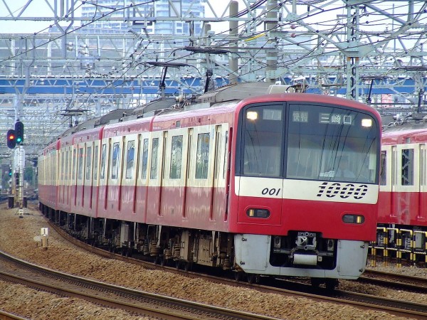 東京一名車務員因為沒搭上電車，只好狂奔追車，再上車繼續為人服務。圖為京濱急行電鐵新1000型電車，與新聞無關。（圖擷取自維基百科）
