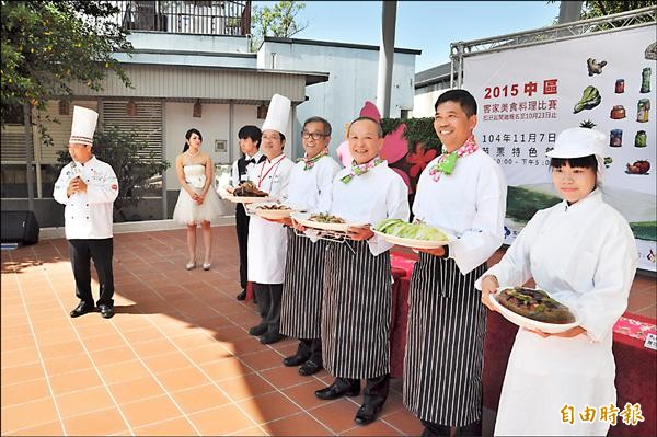 客委會舉辦客家美食料理比賽，苗栗縣政府爭取到中區主辦，縣長徐耀昌（右三）歡迎苗栗、台中、彰化、南投中部四縣市鄉親組隊拚廚藝，傳承發揚客家美食文化。（記者彭健禮攝）