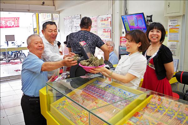 雲林斗六在六月開出大樂透頭獎1.9億，店家當時開心地請大家吃粽子。（資料照）