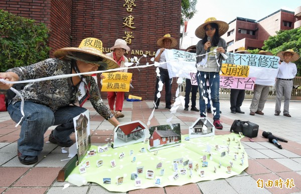 台灣水資源保育聯盟15日前往營建署前，演出一場農地在哭泣的行動劇，抗議農委會採取寬鬆的土地政策，放任農舍興建，要求農委會應增列並公告優良農地，避免興建農舍。（記者劉信德攝）