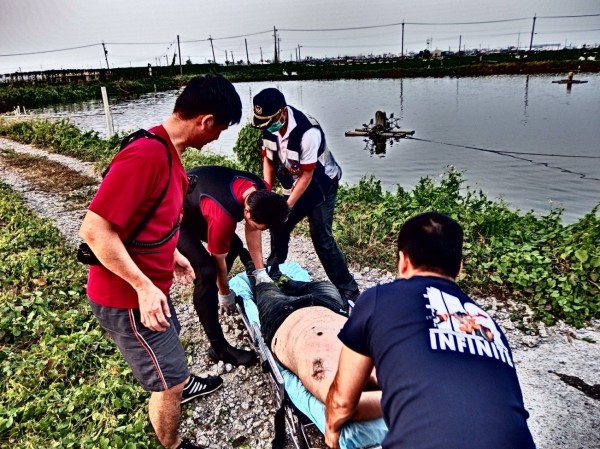 林男機車車禍飛落一旁約3米深魚塭，被慢跑經過的李男划竹筏救起。（記者蘇福男翻攝）