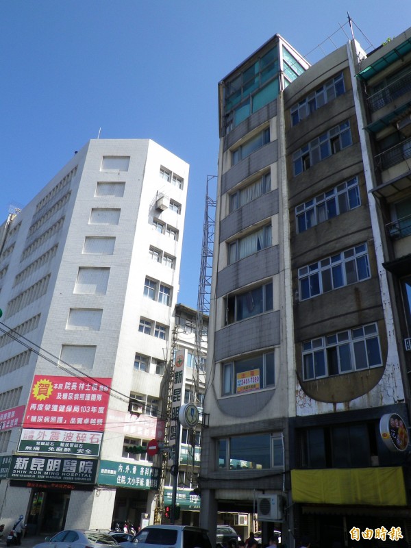 屋頂違建暗藏基地台，設在醫院對面，引起居民不滿。（記者盧賢秀攝）