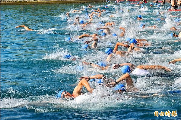 活水湖是鐵人三項運動勝地，縣府委外經營，收費引起爭議。（記者黃明堂攝）