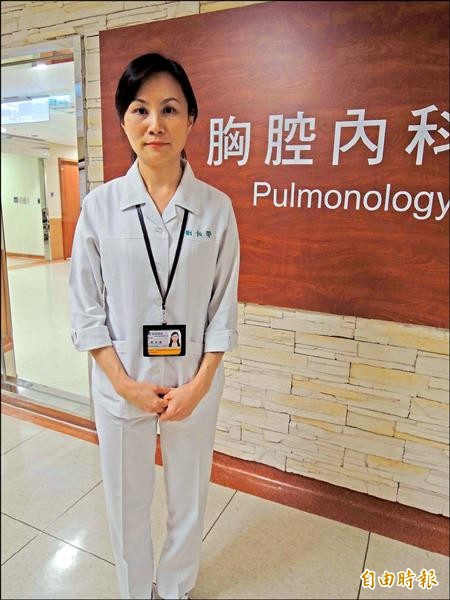 高雄長庚呼吸胸腔科專科護理師劉怡嫈，多年來照護許多癌末病患，得到滿滿的感謝。（記者黃旭磊攝）