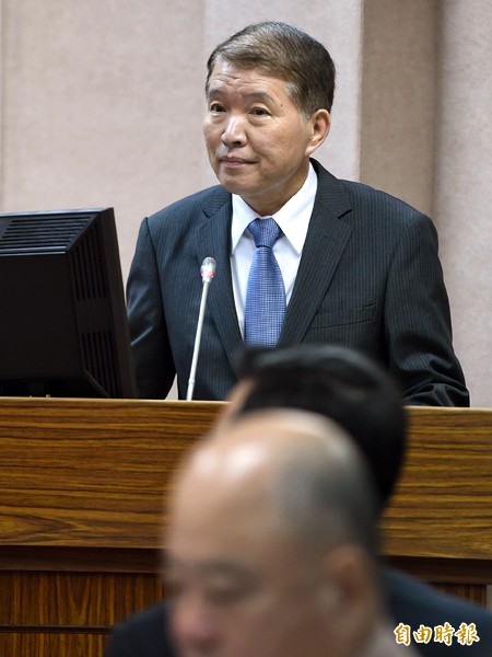 國防部長高廣圻14日赴立法院外交及國防委員會報告並備詢，會前並針對國防教育影片播放中國閱兵畫面受訪。(記者劉信德攝）
