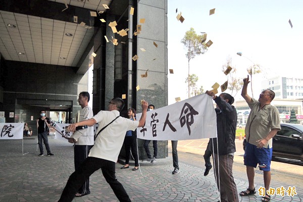 家屬灑冥紙抗議醫院誤診害死父親；嘉基回應相關檢查住院期間都做過、並未發現，沒有醫療疏失。（記者王善嬿攝）