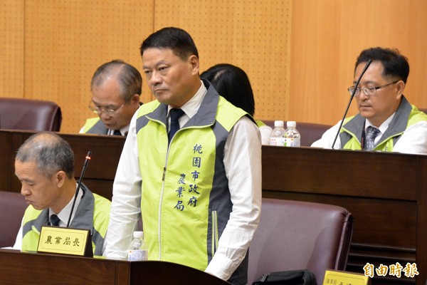 桃園市農地違規使用嚴重，議員舒翠玲要農業局長謝長勝清查改進，否則下台。（記者邱奕統攝）