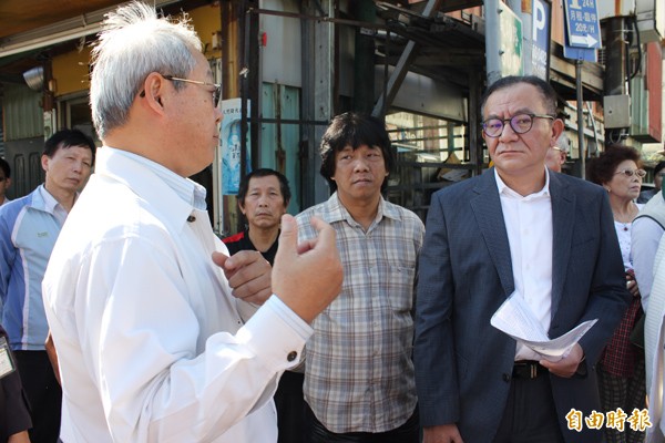 三重成功里一帶居民抱怨機場捷運試車太吵，立委高志鵬（右）要求施工單位高鐵局設法改善。（記者郭顏慧攝）