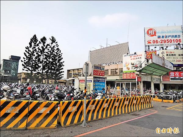 市府規劃施作嘉義車站前人行廣場，機車停車場今晚起停止營業。（記者王善嬿攝）