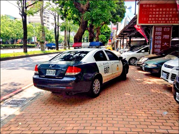 台灣生態學會發現警車違停人行道。（記者蔡淑媛翻攝）