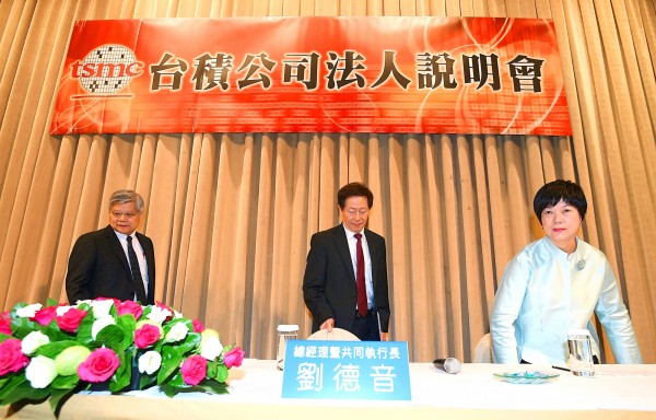 Left to right, Taiwan Semiconductor Manufacturing Co co-chief executive Wei Che-chia, president and co-chief executive Mark Liu and chief financial officer Lora Ho, take their seats at a shareholders’ meeting in Taipei yesterday.
Photo: Chang Chia-ming, Taipei Times