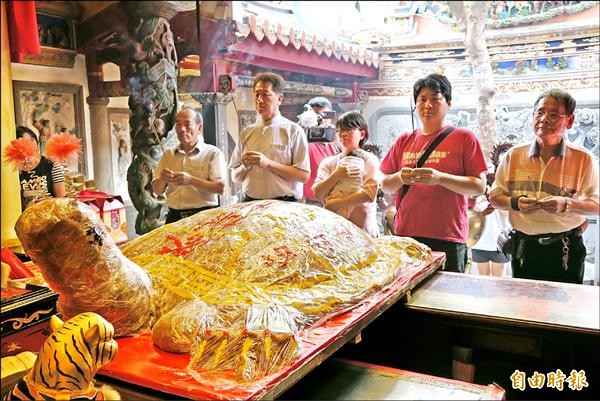 配天宮董事長王如經（左二）陪同吳家祭祀，並贈送手鍊銀飾給吳家寶寶作紀念。（記者林宜樟攝）