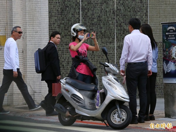 路過婦人幫黃國昌與女紛絲拍合照。
（記者陳逸寬攝）