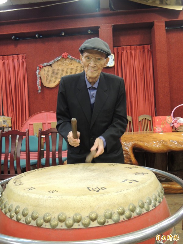 宜蘭縣最高齡人瑞黃欽河，已109歲還能擊鼓，被封為「宜蘭最強人瑞」。（記者江志雄攝）