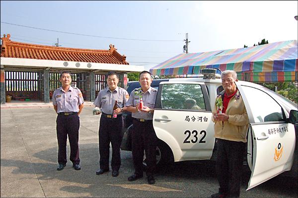 全國唯一拜壺祭祀西拉雅族祖靈阿立母的警所—東河派出所，傳統夜祭前夕，所長岩東華與副所長何英宗、東河里里長吳火生、長安派出所所長陳進堯，昨日上午將供奉在東河派出所的兩支阿立矸請回大公廨娘家。準備檳榔、米酒，依照傳統儀式向阿立母祭拜，待夜祭活動結束後，再將酒壺請回派出所。（圖文：記者王涵平）