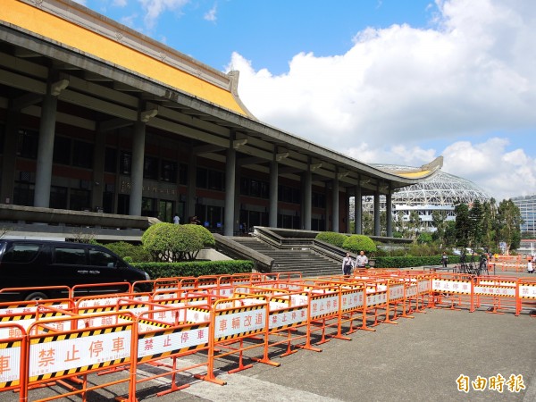 國父紀念館被路障包圍。（記者林良昇攝）