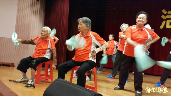 旗山區南新社區高齡98歲祖母李柯梗（中）、93歲祖母楊黃玉釵（左），一起做毛巾操。（記者陳文嬋攝）