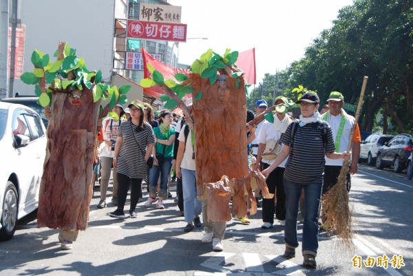 埔里護樹遊行，茄苳樹王公特別吸睛。（記者陳鳳麗攝）