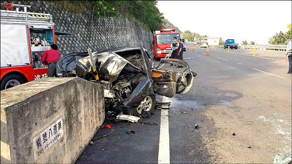 侯男自撞華源8號護欄引發火燒車，送醫宣告不治。（記者陳賢義翻攝）