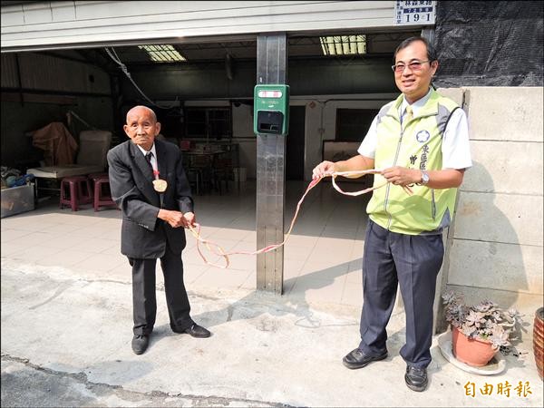 100歲的李芳臻（左）身體硬朗，昨表演繩索魔術，東區區公所區長曾振地（右）也直呼好厲害。（記者王善嬿攝）