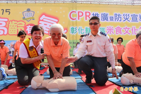 94歲阿嬤鄭夜合學CPR，學得起勁又投入。（記者張聰秋攝）