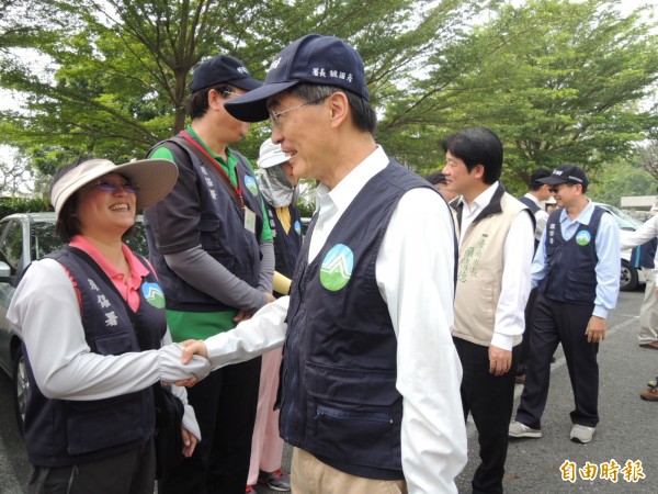 環保署長魏國彥為防疫團隊加油打氣。（記者洪瑞琴攝）