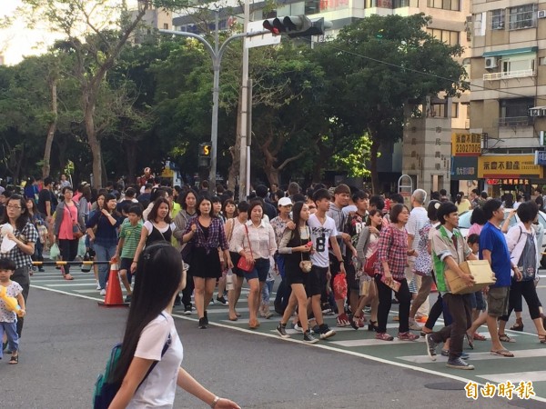 草悟道旁館前路改作行人徒步區，行人可恣情地安全散步、休憩。（記者黃鐘山攝）