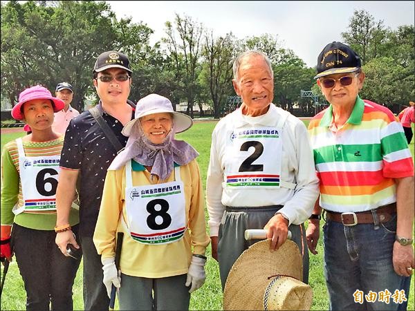 92歲黃呈田（右二）與83歲妻子蔡寶美及看護工西帝（左一） ，全家都是槌球高手。（記者黃淑莉攝）