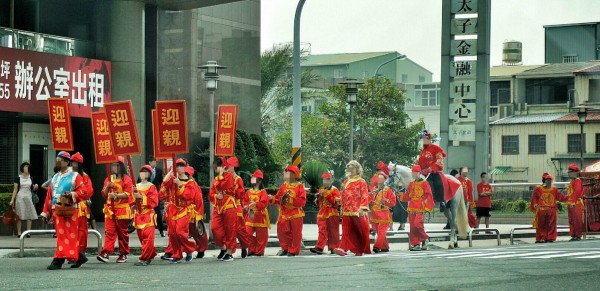 遵循古禮的迎親隊伍，引發許多人討論。（圖擷自爆料公社）