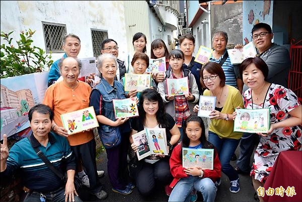 仁和社區彩繪南門港的回憶，並出書。（記者朱則瑋攝）