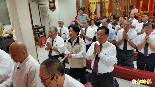 台灣首廟天壇禮斗法會為賴清德市長設斗燈祈求消弭登革熱，賴清德祭拜祈福。（記者王俊忠攝）