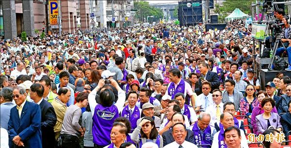 民進黨總統參選人蔡英文全國競選總部昨天成立，上萬支持者擠爆整條街，現場氣氛熱烈。（左圖，記者方賓照攝）