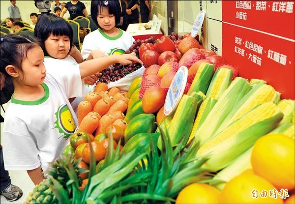 為了避免國人吃垃圾食物過胖，國健署正規劃「國民營養及健康飲食促進法」草案，推廣營養標示。（資料照，記者朱沛雄攝）