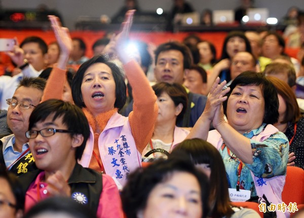 國民黨17日在臨全會決議「柱下朱上」後，台下的代表紛紛鼓掌通過。（資料照，記者廖振輝攝）