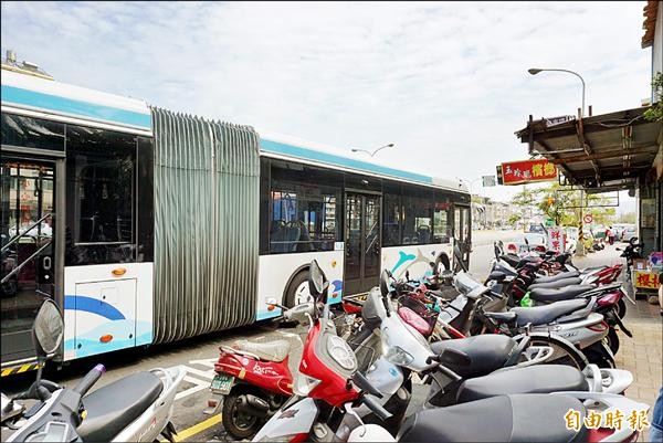 海線雙節公車甫上路，乘客人數不多。（記者張軒哲攝）