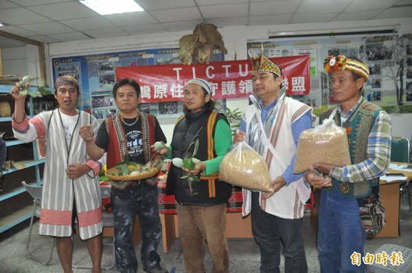 台灣原住民守護領域聯盟成員手拿愛玉子，爭取森林副產物採集權。（記者黃明堂攝）