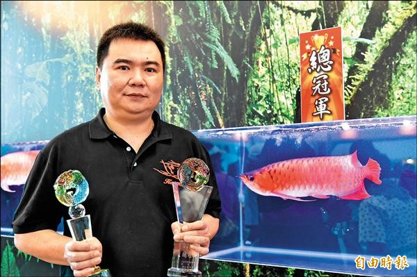 凱悅龍魚會館方宏棋所養殖的紅龍魚，以58公分帝王之姿，獲得博覽會紅龍魚組總冠軍。（記者張忠義攝）