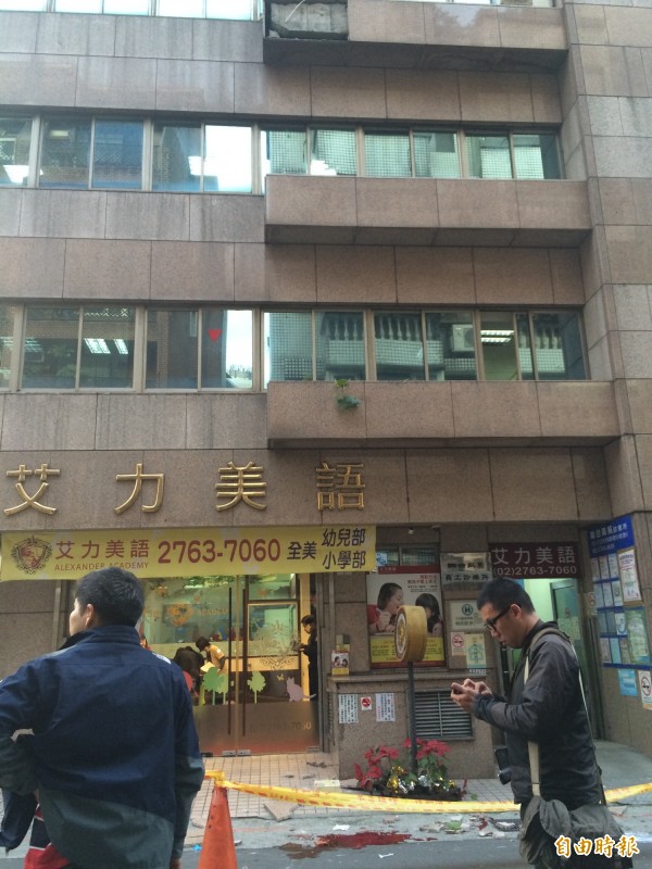 今年3月間，台北市東區發生外牆大理石磁磚掉落砸傷2名女子。（資料照，記者邱俊福攝）