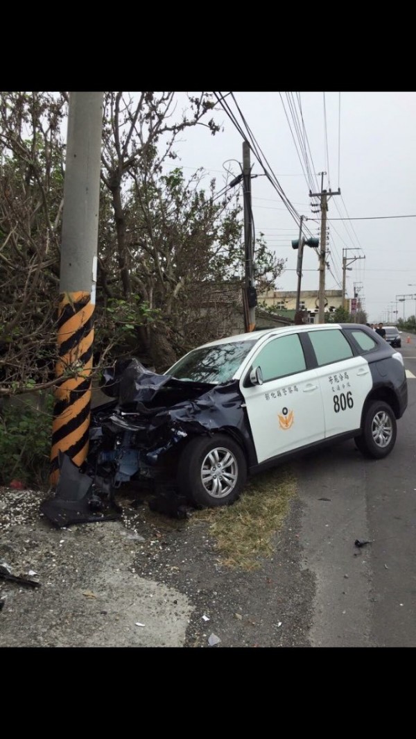 彰化芳苑今天早上發生警車追撞機車騎士的死亡車禍，警車車頭全毀，卡在電線杆。（翻攝爆料公社）