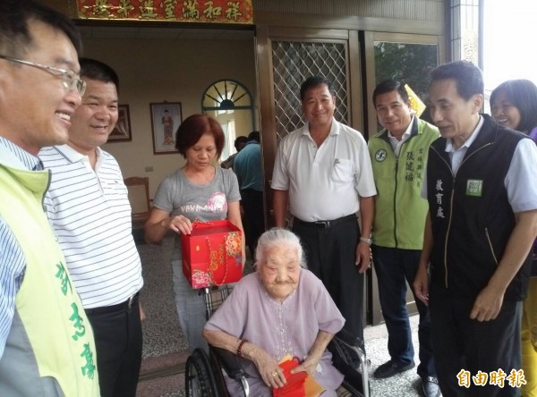 105歲的人瑞葉蔡悅知，最愛吃爌肉飯。（記者鄭旭凱攝）