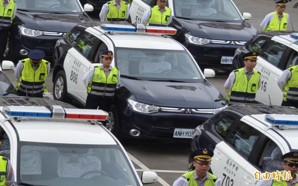 芳苑警分局交通分隊女員警王喻微本月初曾站在編號806警用巡邏車旁接受校閱，不料今天卻駕駛該輛警車撞死人。（資料照，記者湯世名攝）