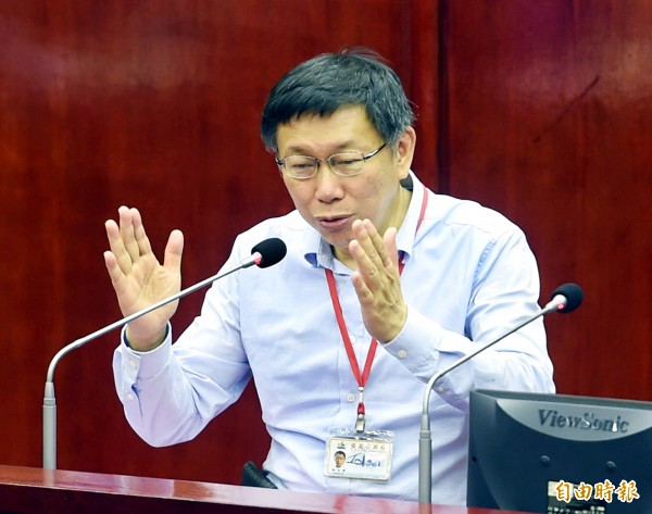 柯文哲今天在台北市議會表示，是否動用二備金為使用鉛管的民眾做血鉛檢驗，將在一週內做決定。（記者方賓照攝）