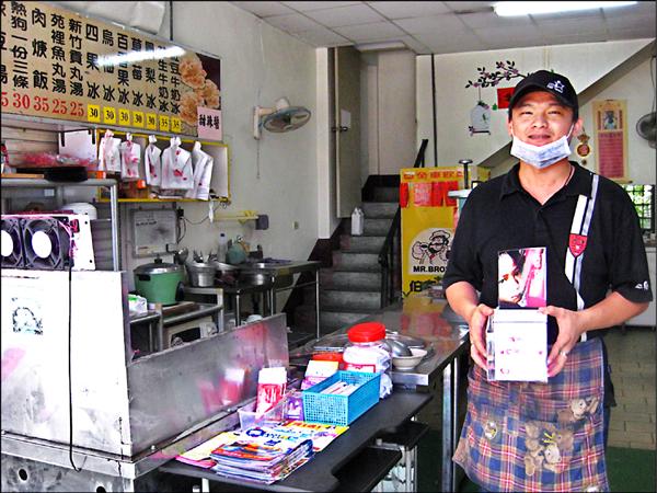 店家湯老闆對「愛馨零錢箱」遭竊，氣憤又自責。（勵馨基金會提供）